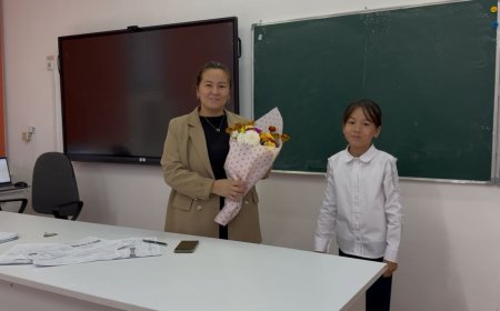 5 қазан – Ұстаздар күніне орай мұғалімдерге гүл шоқтары табысталды.