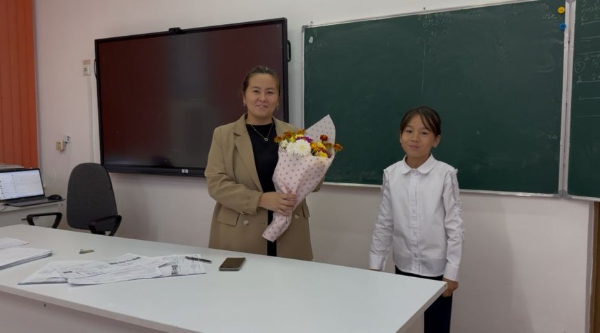 5 қазан – Ұстаздар күніне орай мұғалімдерге гүл шоқтары табысталды.