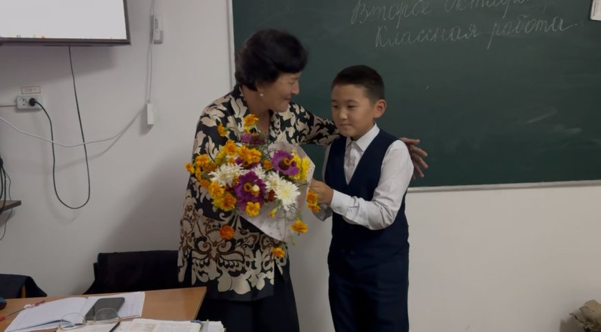 5 қазан – Ұстаздар күніне орай мұғалімдерге гүл шоқтары табысталды.