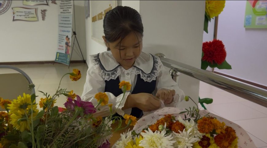 5 қазан – Ұстаздар күніне орай мұғалімдерге гүл шоқтары табысталды.