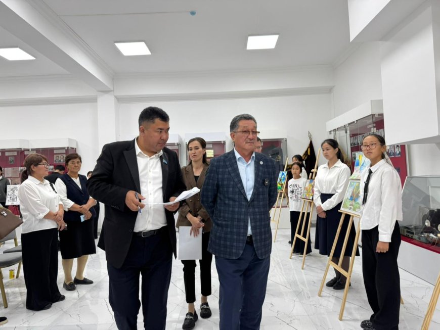 ЖАМБЫЛ ЖАСТАРЫ ЕЛ РӘМІЗДЕРІНЕ АРНАЛҒАН КӨРКЕМ ТУЫНДЫЛАРЫН ҰСЫНДЫ