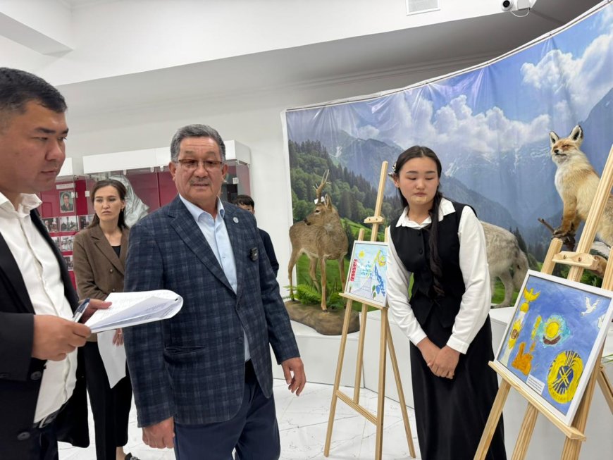 ЖАМБЫЛ ЖАСТАРЫ ЕЛ РӘМІЗДЕРІНЕ АРНАЛҒАН КӨРКЕМ ТУЫНДЫЛАРЫН ҰСЫНДЫ