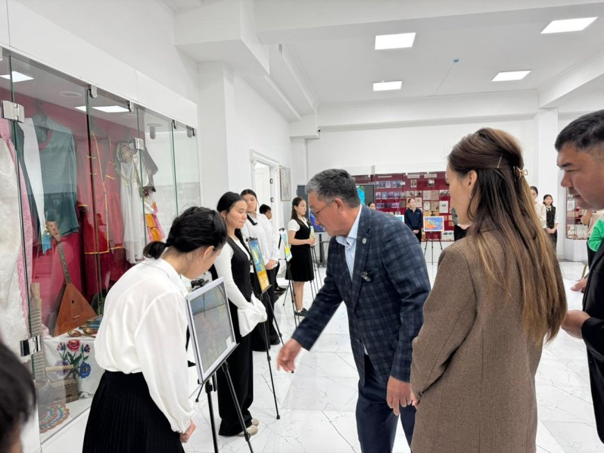 ЖАМБЫЛ ЖАСТАРЫ ЕЛ РӘМІЗДЕРІНЕ АРНАЛҒАН КӨРКЕМ ТУЫНДЫЛАРЫН ҰСЫНДЫ