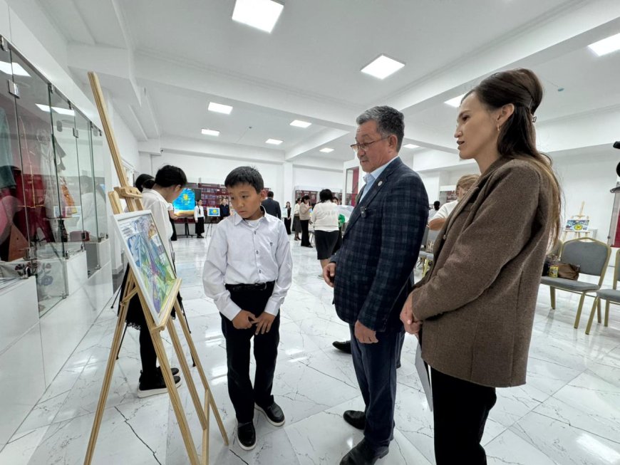 ЖАМБЫЛ ЖАСТАРЫ ЕЛ РӘМІЗДЕРІНЕ АРНАЛҒАН КӨРКЕМ ТУЫНДЫЛАРЫН ҰСЫНДЫ