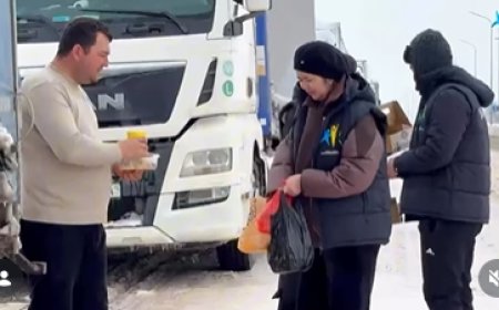 Борандағы береке: Жамбыл ауданының еріктілері жолдағы жүргізушілерге жылу сыйлады