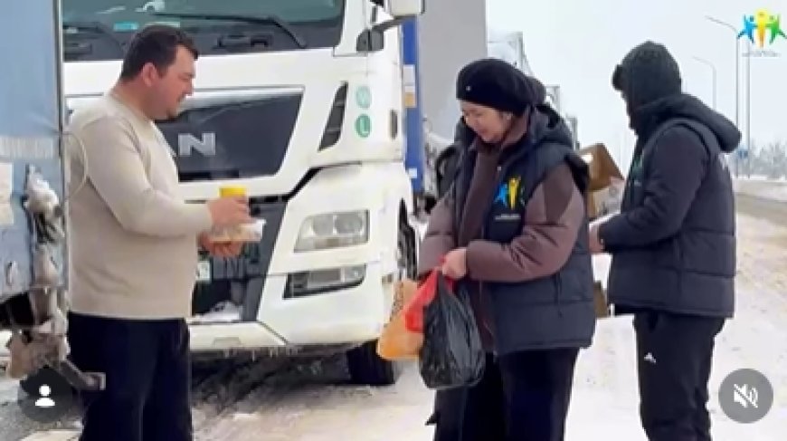 Борандағы береке: Жамбыл ауданының еріктілері жолдағы жүргізушілерге жылу сыйлады