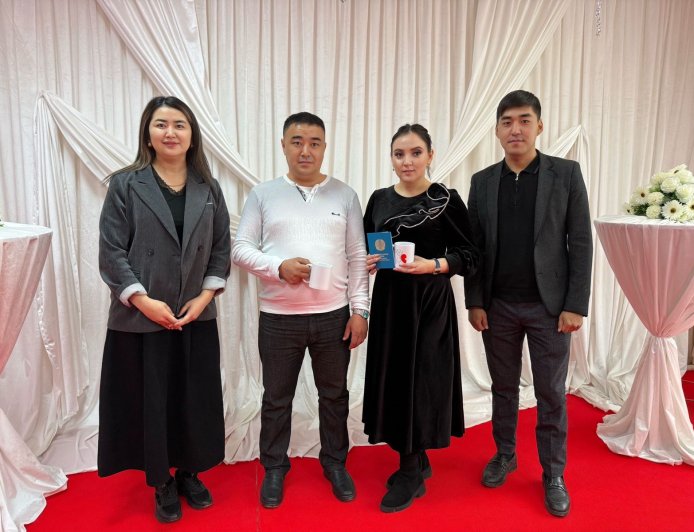 Жас жұбайларға неке куәлігі салтанатты түрде табысталды