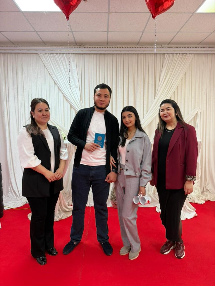 Неке куәлігін кезекті жас жұбайларға салтанатты түрде табысталды